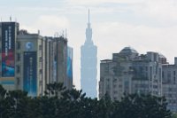 In der Ferne der 101 Tower. Weiter mit der MRT - so heißt die Metro in Taipeh zum ...